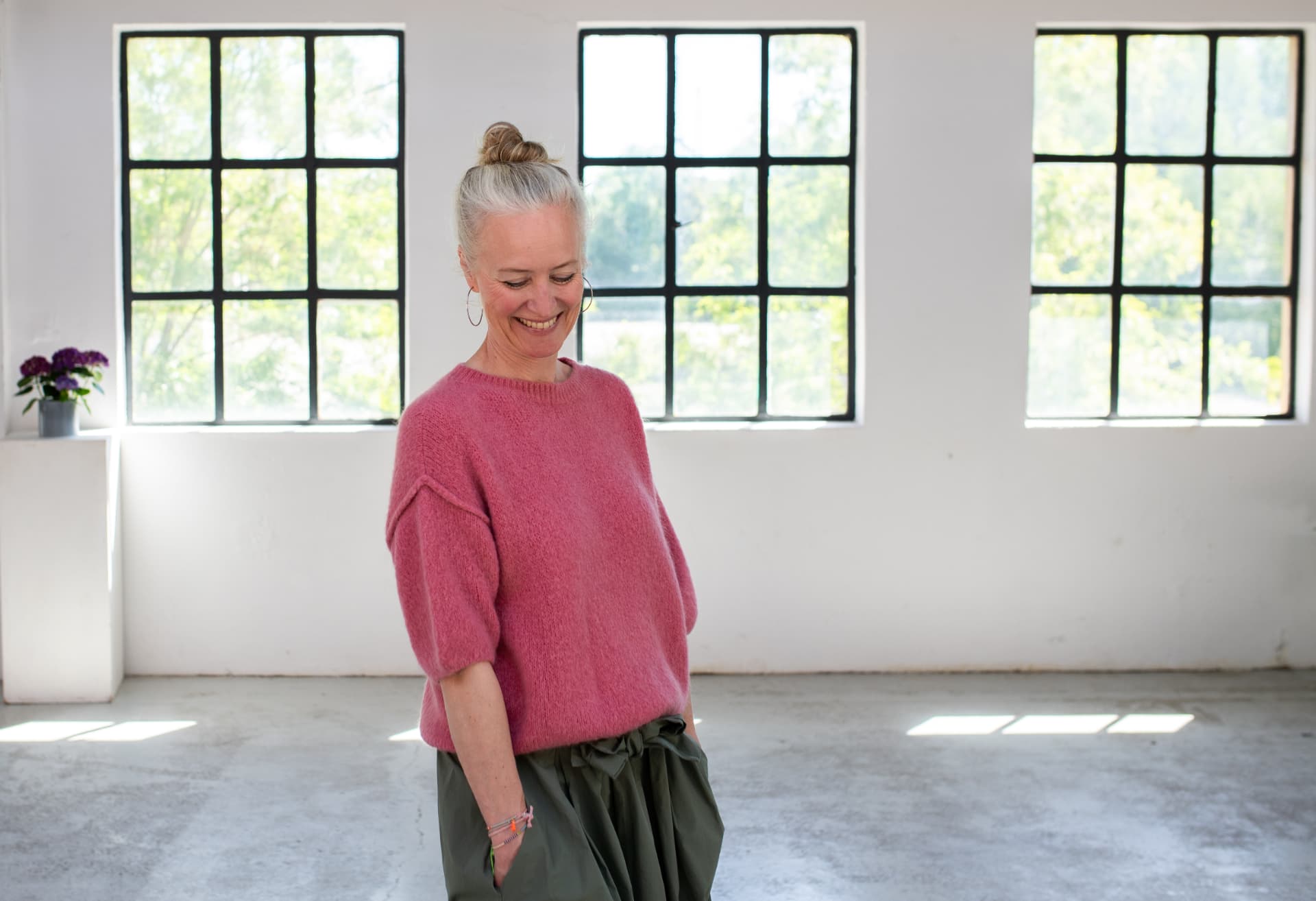 Sonja Klein lächelt in einem hellen Atelier